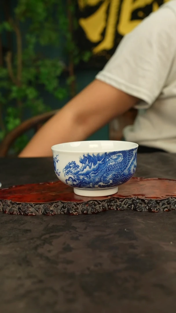 青花手绘龙纹主人杯