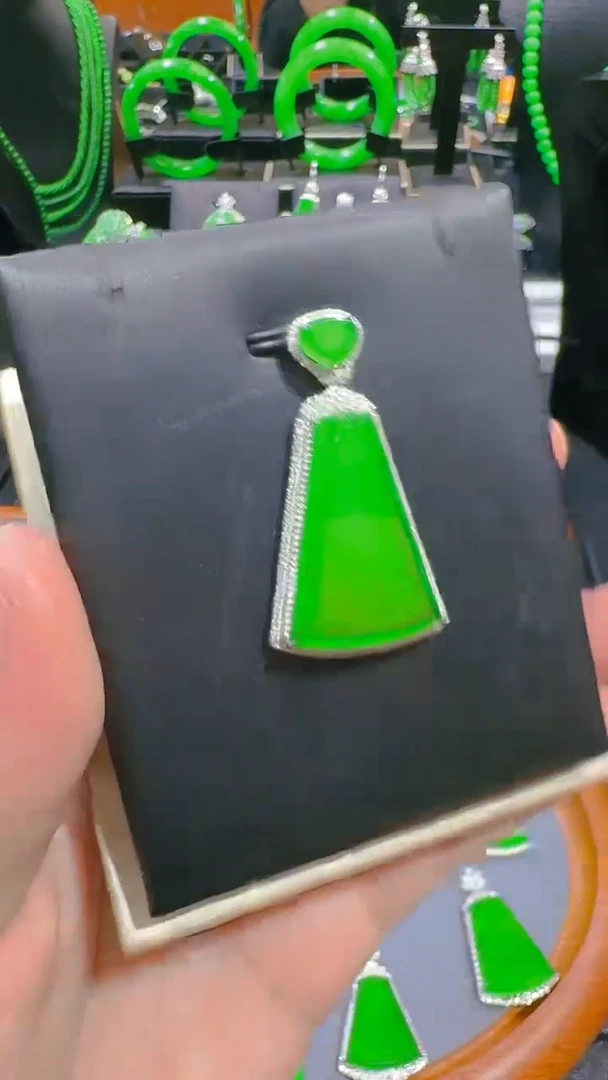 【闪购商品】翡翠吊坠(赠链)18K金镶嵌天然A货翡翠