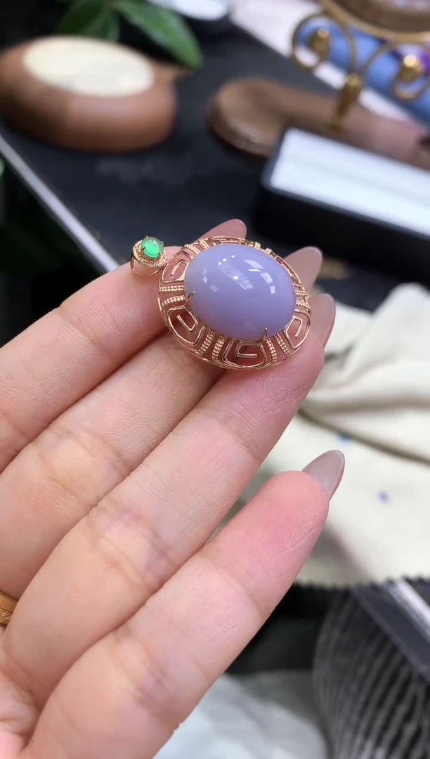 18K金镶嵌挂件翡翠蛋面