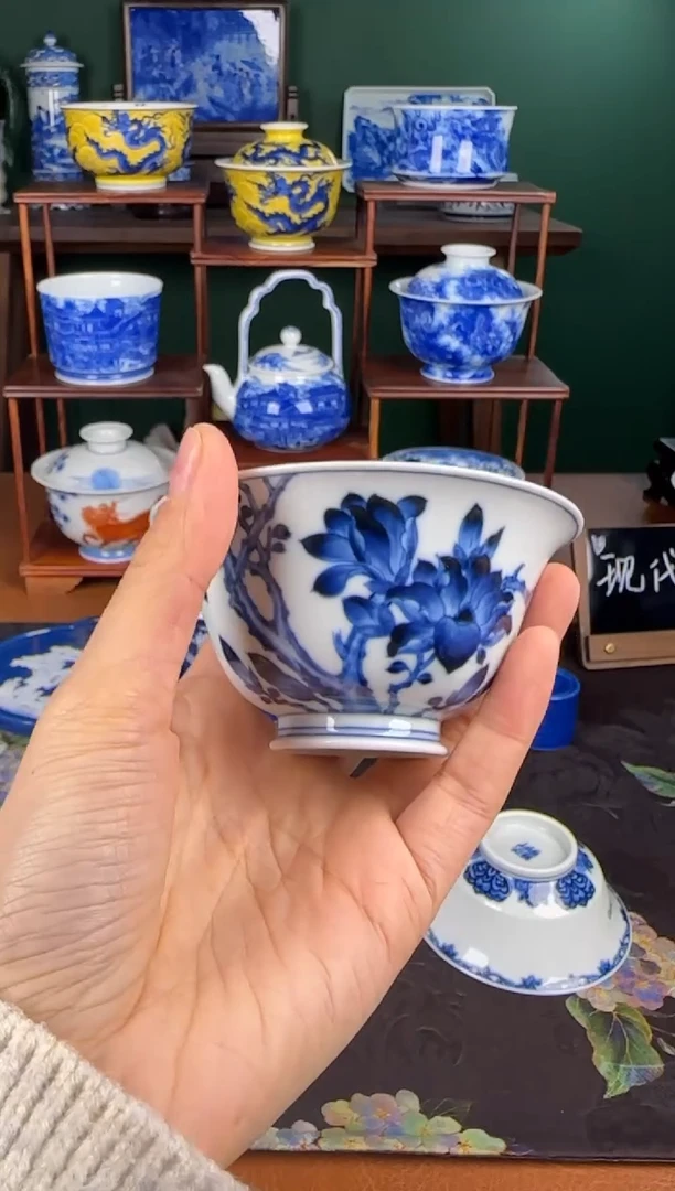 杯洪印幕明。青花玉兰盖碗