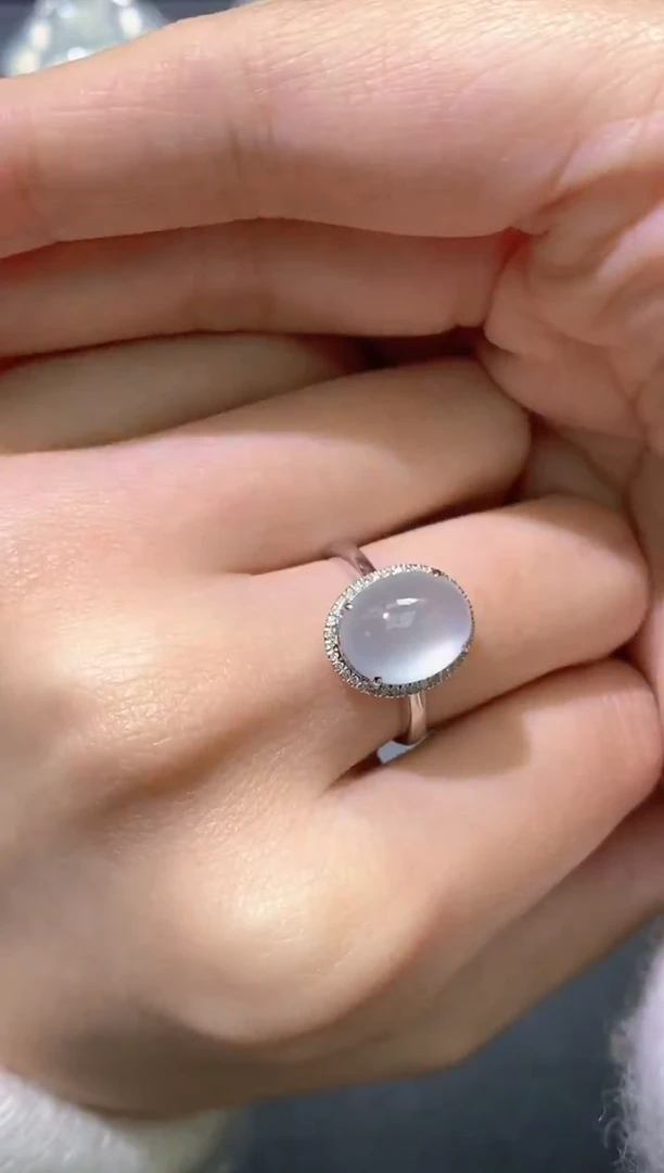 18K金镶嵌戒指翡翠蛋面