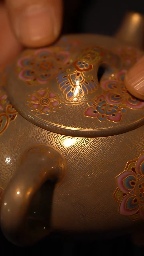 【闪购商品】瓷片宝蕴阁 重工堆金珐琅宝相花紫砂壶