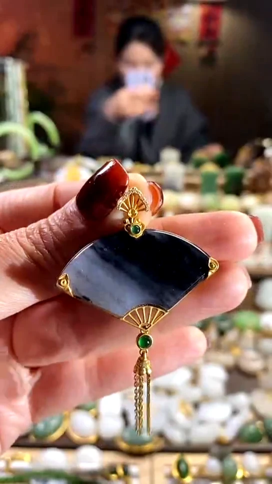 【闪购商品】和田玉吊坠18K金镶嵌。