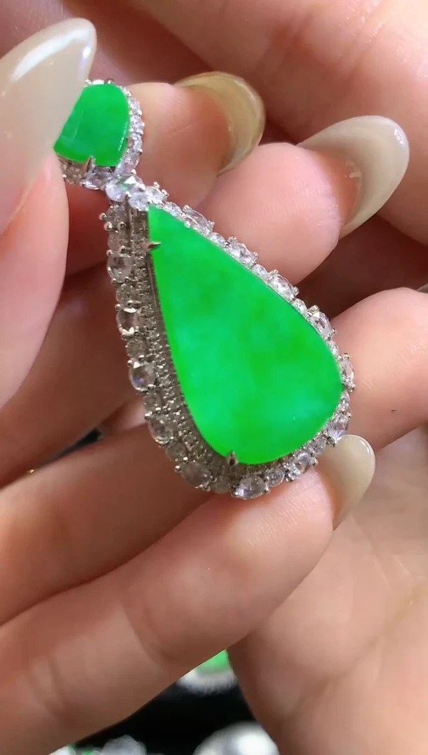 颈饰18K金镶嵌翡翠翡翠吊坠