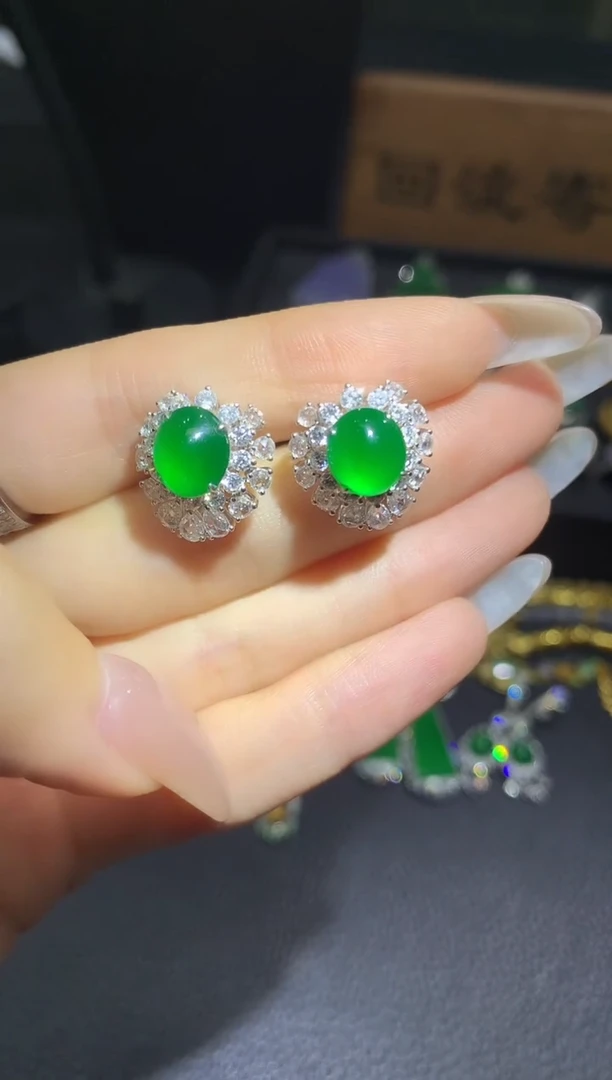 18K金镶嵌翡翠耳饰田*团购