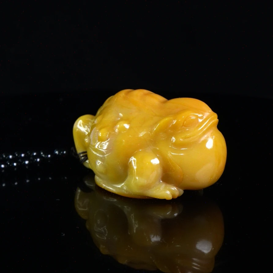 Lot.12.北部田黄金蟾抱财手把件156克7.1x4.3x3.8cm，2DP