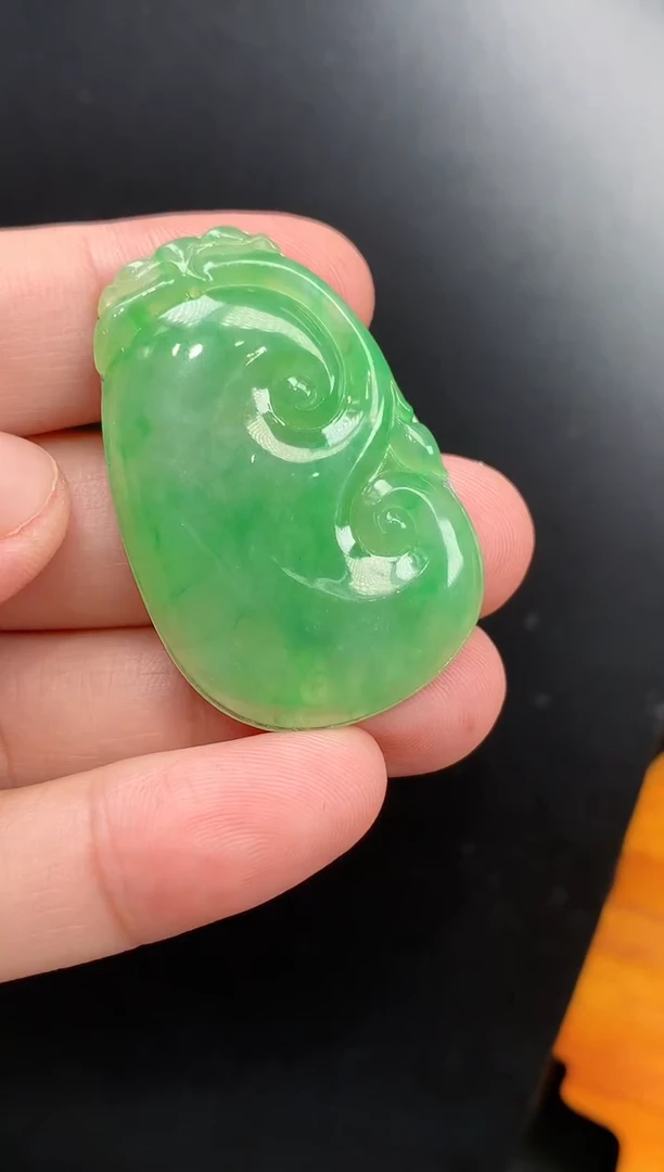 翡翠未镶嵌颈饰如意