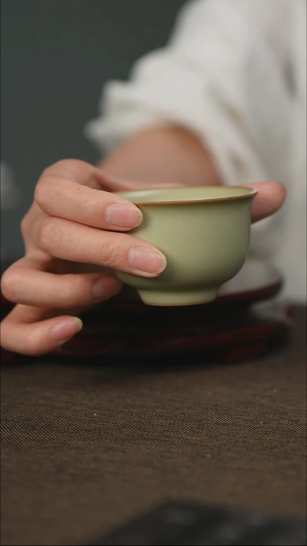 粉青 压手杯 带底款
