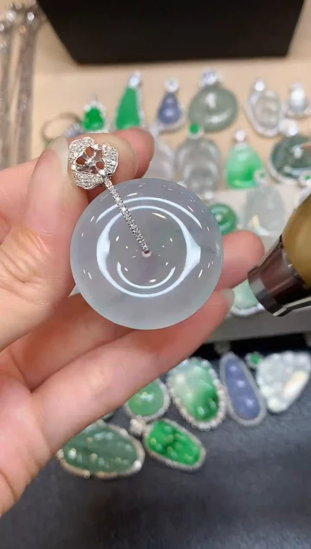 颈饰18K金镶嵌翡翠平安扣【无服务费