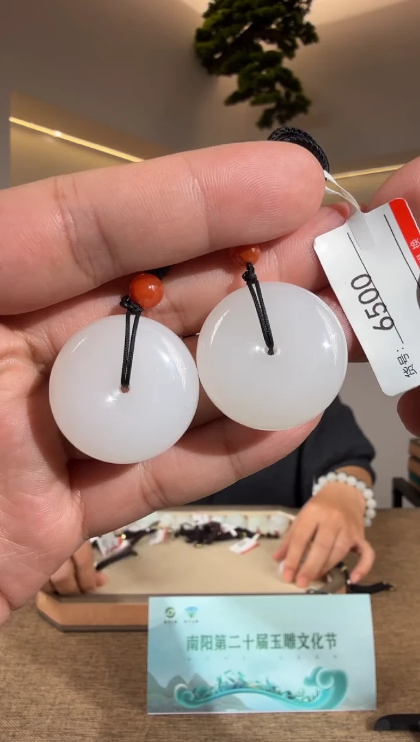 颈饰未镶嵌和田玉1多样性发货发其中一件