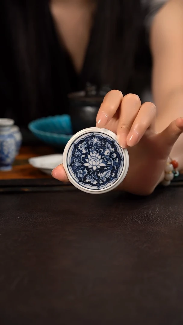 研山琢器蓝地缠枝莲小杯垫