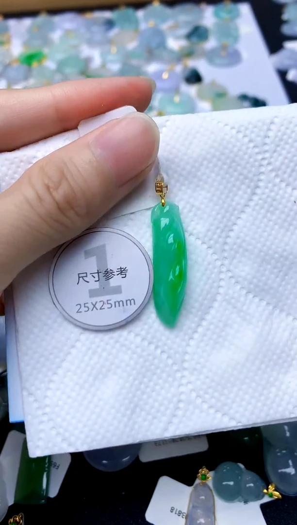 颈饰18K金镶嵌翡翠天然A货翡翠