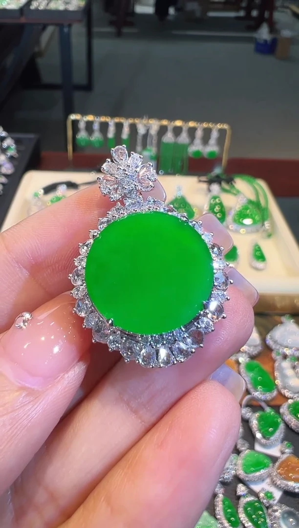 【闪购商品】翡翠吊坠(不含链)18K金镶嵌翡翠