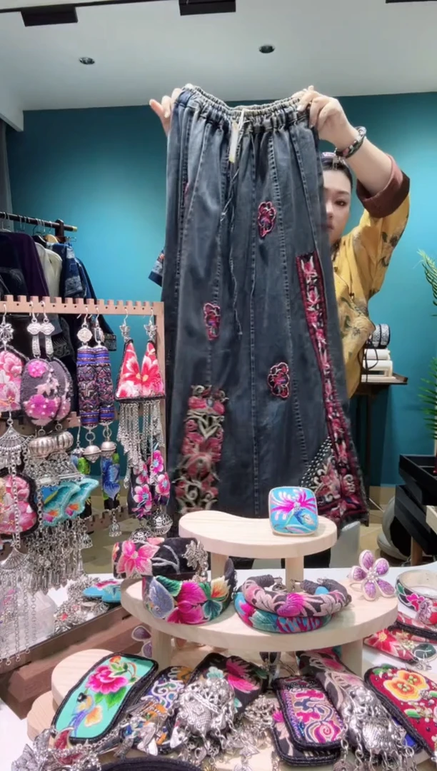 刺绣纯手工苗绣非遗裤子