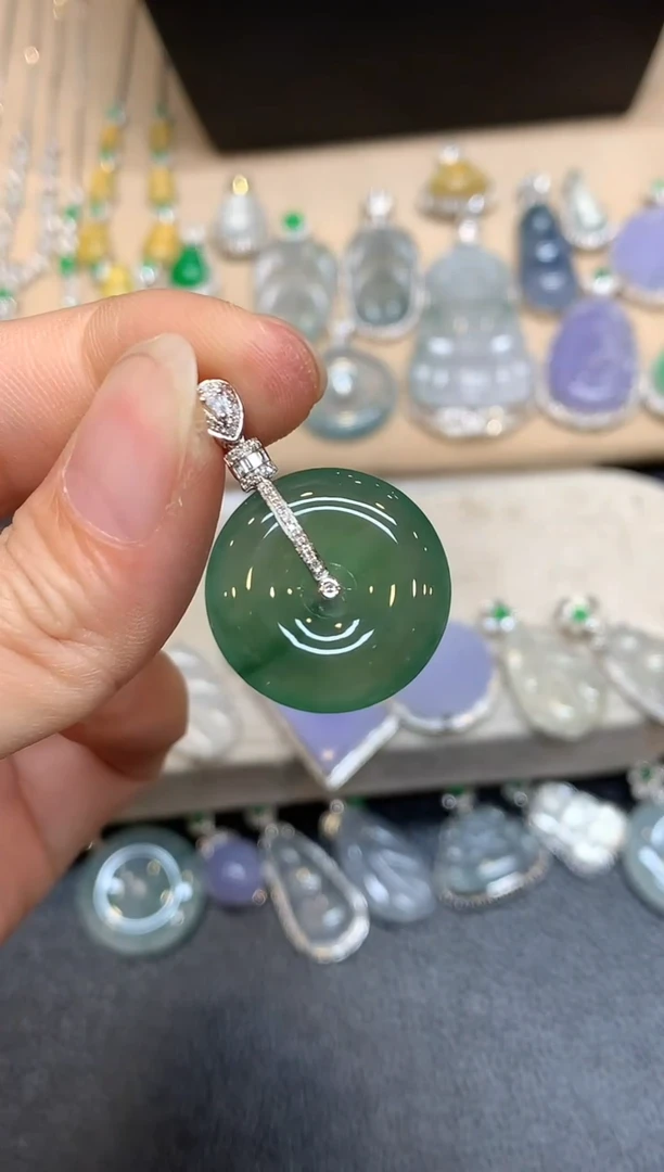 颈饰18K金镶嵌翡翠平安扣【无服务费