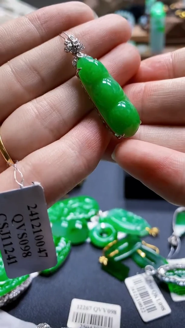 翡翠18K金镶嵌颈饰豆