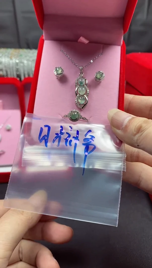 未镶嵌戒指翡翠财****?翡翠吊坠