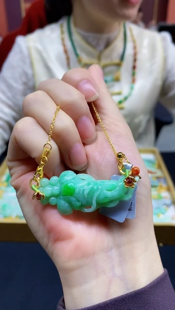 颈饰未镶嵌翡翠吊坠