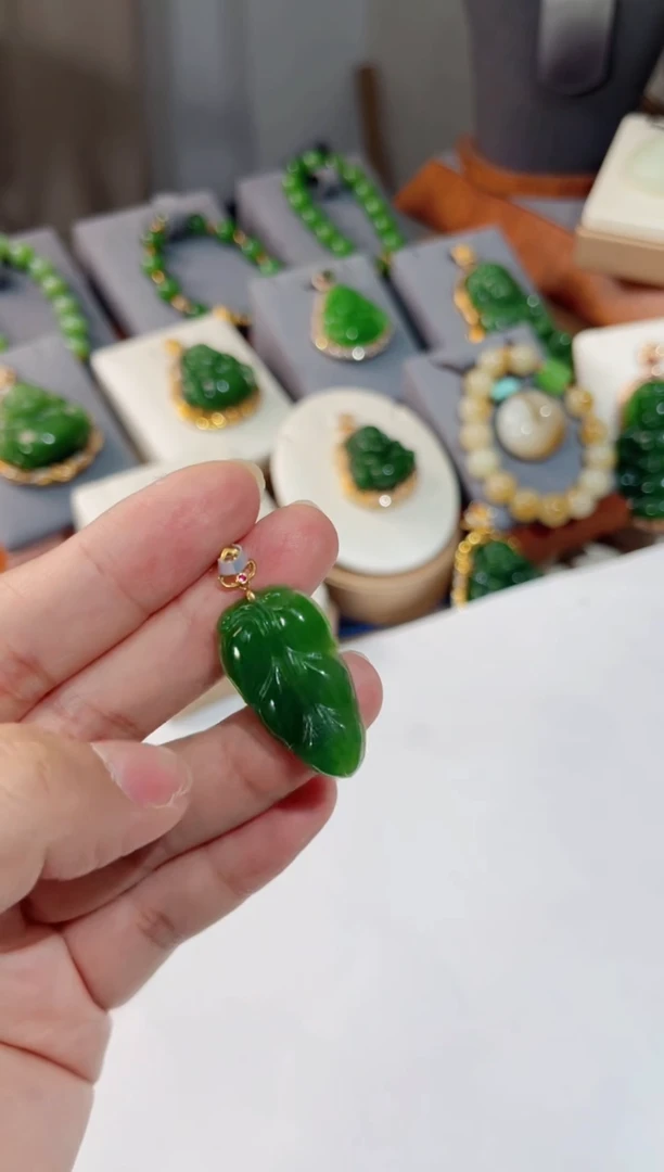 吊坠(不含链)18K金镶嵌和田玉叶子