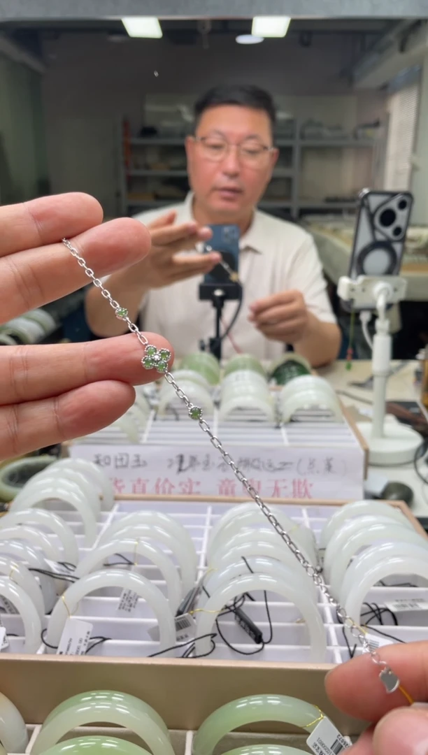 【闪购商品】和田玉手链银S925镶嵌四叶草手链 多样性发货其一