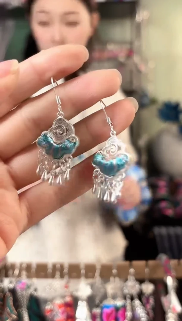 彩云南阁非遗老绣饰品122