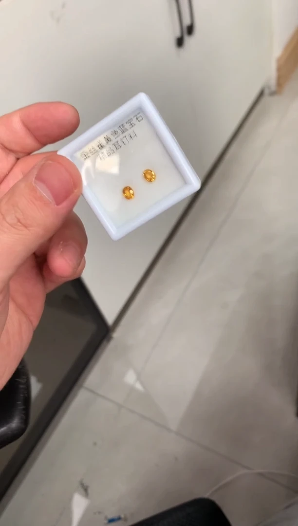 蓝宝石裸石未镶嵌金丝雀黄蓝宝椭切耳钉料