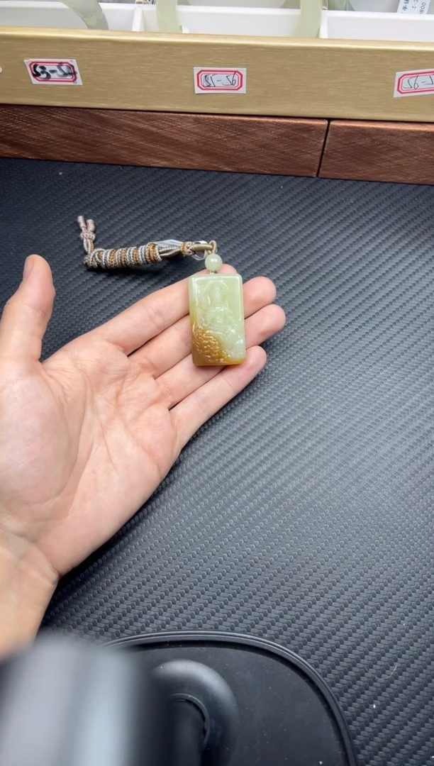 吊坠(赠链)未镶嵌和田玉若羌微色差吊坠