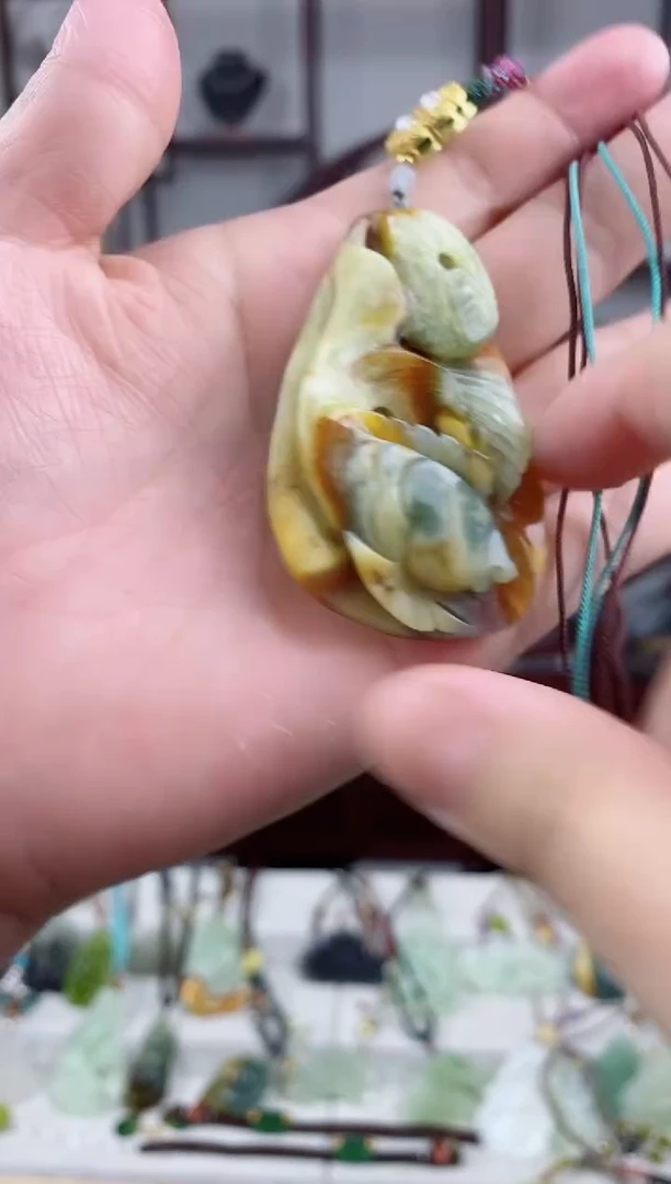 未镶嵌岫玉颈饰1