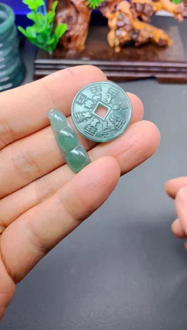 颈饰未镶嵌翡翠原**此挂件