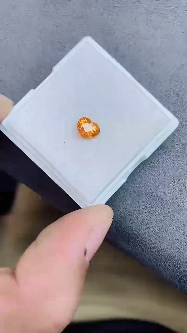 未镶嵌裸石石榴石（芬达石）1.4ct
