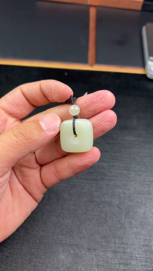 【闪购商品】和田玉吊坠(赠链)未镶嵌且末微色差迪克兰