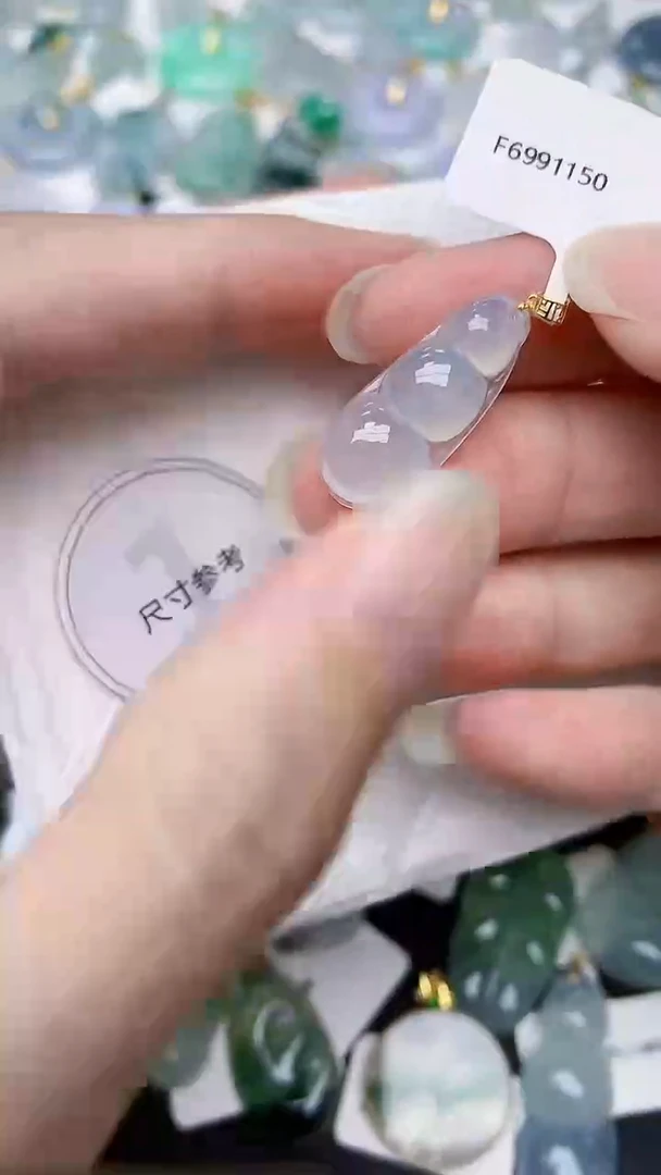 颈饰18K金镶嵌翡翠天然A货翡翠