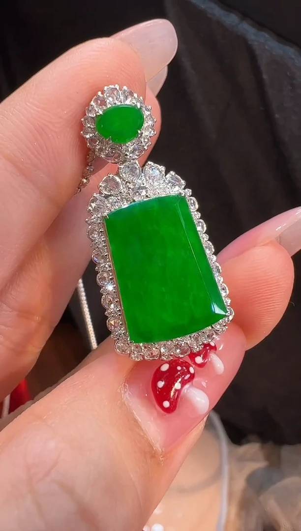 【闪购商品】翡翠颈饰18K金镶嵌吊坠