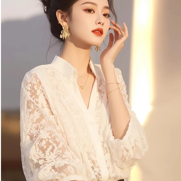 今年流行独特别致上衣轻奢高级感超好看减龄洋气白色蕾丝衬衫秋季