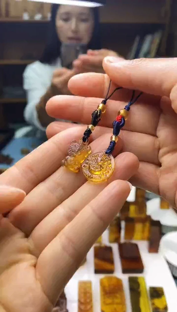 琥珀颈饰未镶嵌SN83-19（貔貅+黄财神）手机挂