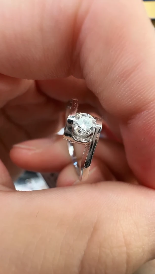 【闪购商品】钻石戒指/指环18K金镶嵌k白戒指2.41g