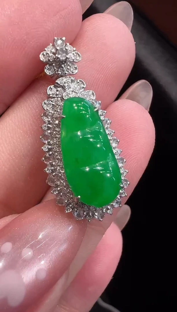 颈饰18K金镶嵌翡翠吊坠