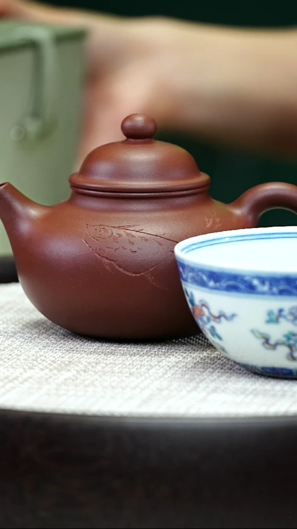 茶壶紫砂容天（刻鱼）(柯沁钰刻绘）-紫泥-150ccCQMH-0003