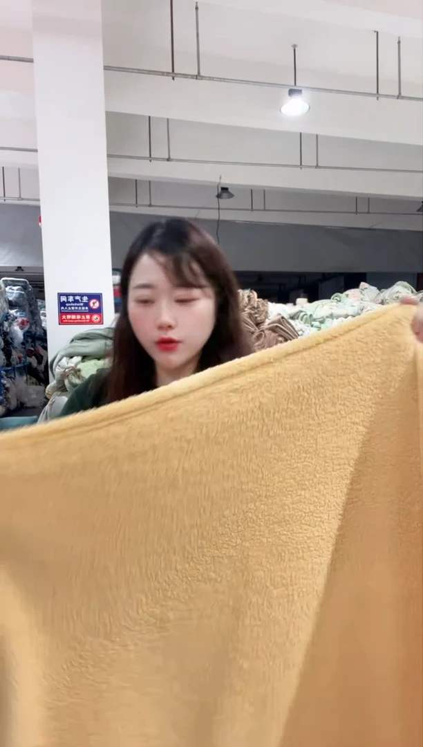 牛奶绒主播手上展示
