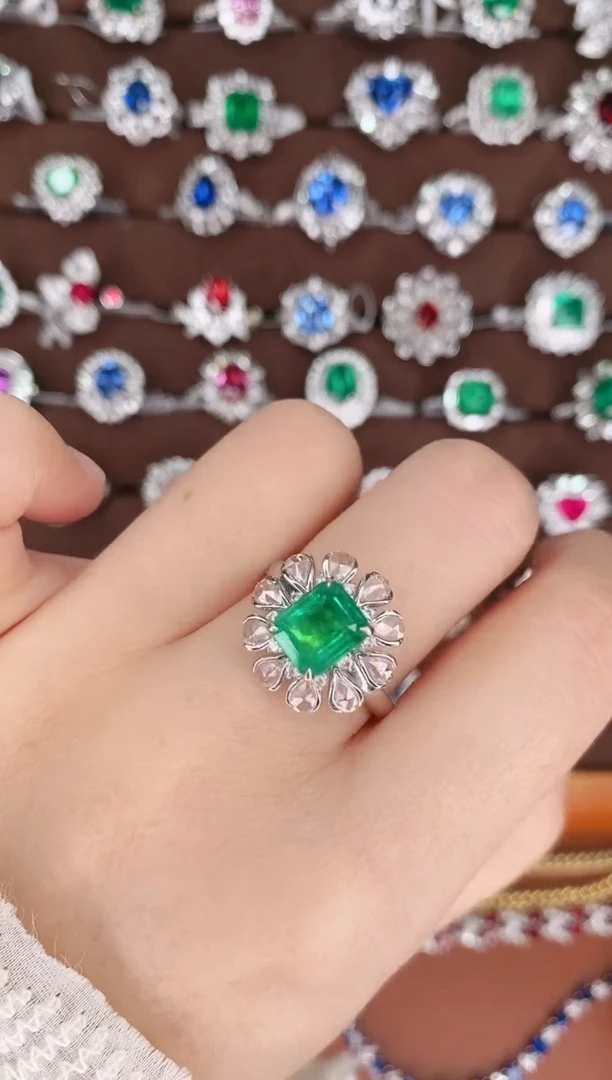 【闪购商品】祖母绿18K金戒指18K金镶嵌1.7克拉