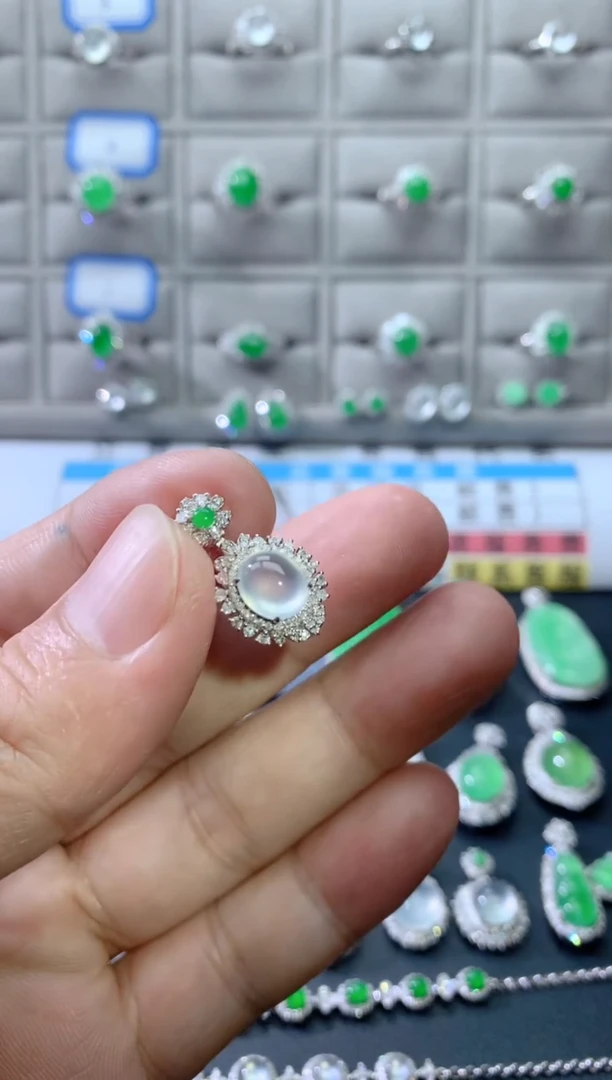 颈饰18K金镶嵌翡翠18K翡翠伴钻