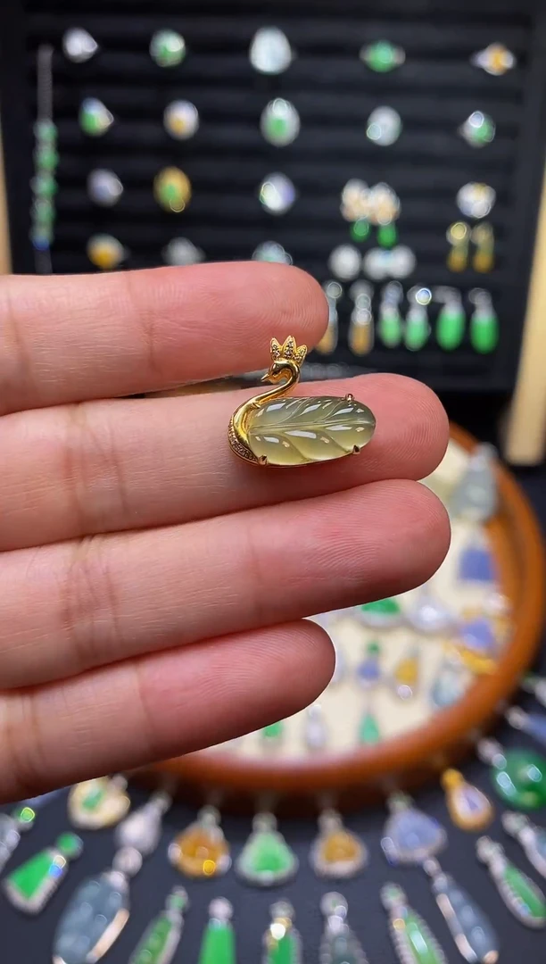 翡翠18K金镶嵌颈饰【福利款】超漏黄翡叶子天鹅吊坠