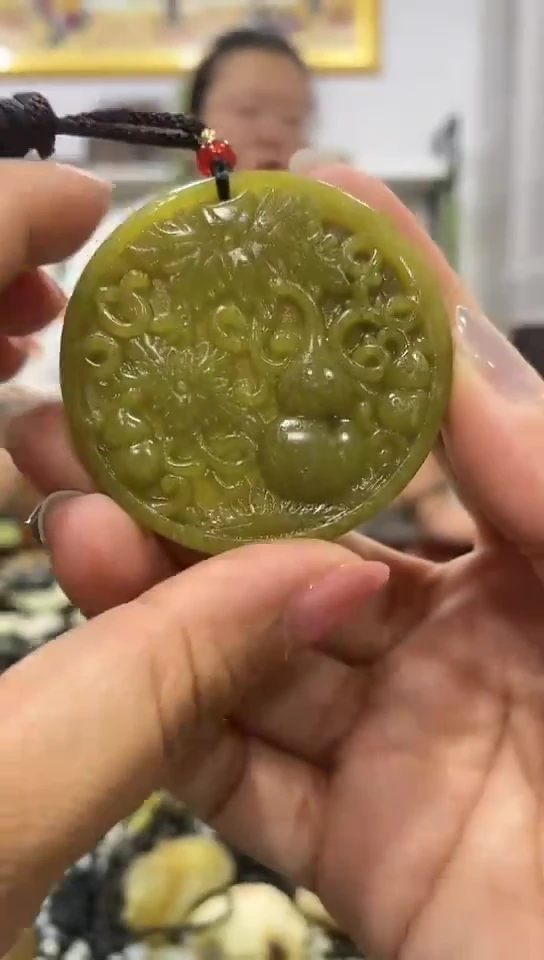岫玉未镶嵌吊坠