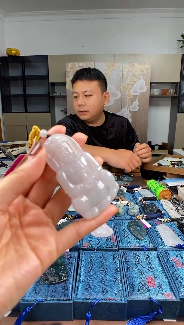 颈饰未镶嵌翡翠 多样性发其一