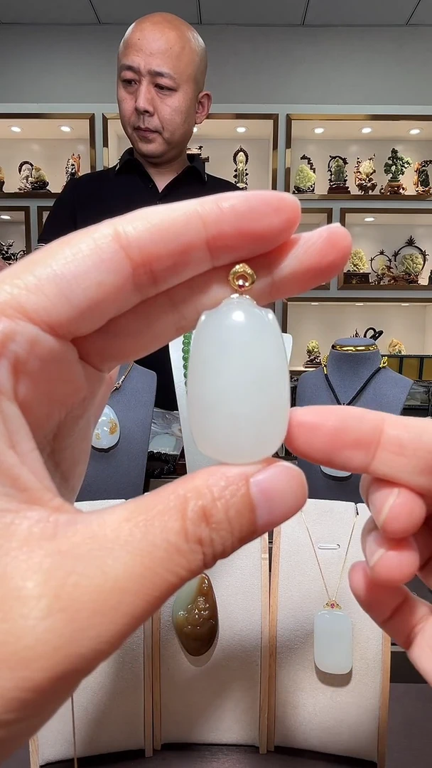 和田玉18K金镶嵌颈饰苏