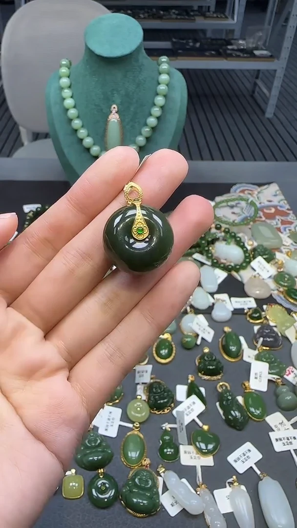 18K金镶嵌和田玉挂件1