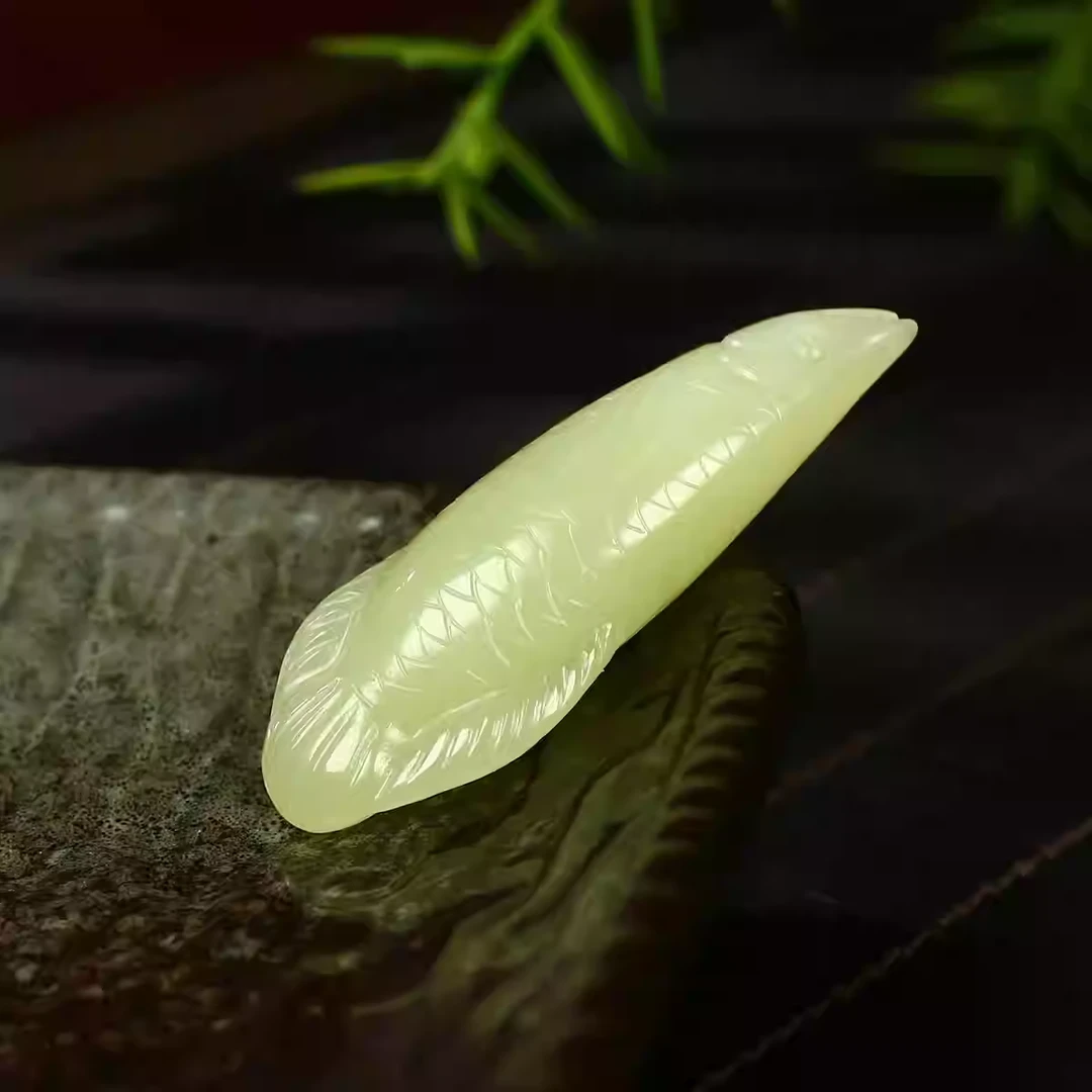 1005110和田玉黄玉鱼吊坠