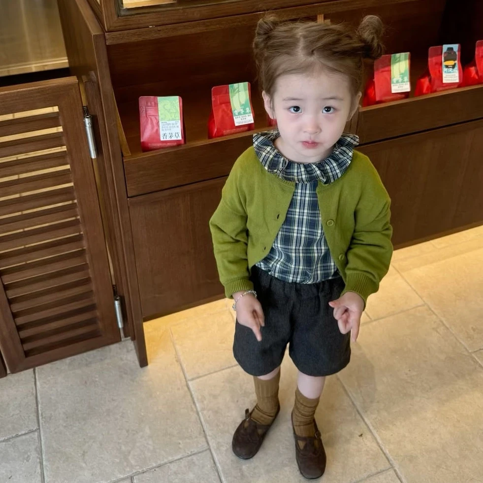 小思家女童2025秋季韩版洋气针织开衫娃娃领格子衬衫五分短裤套装