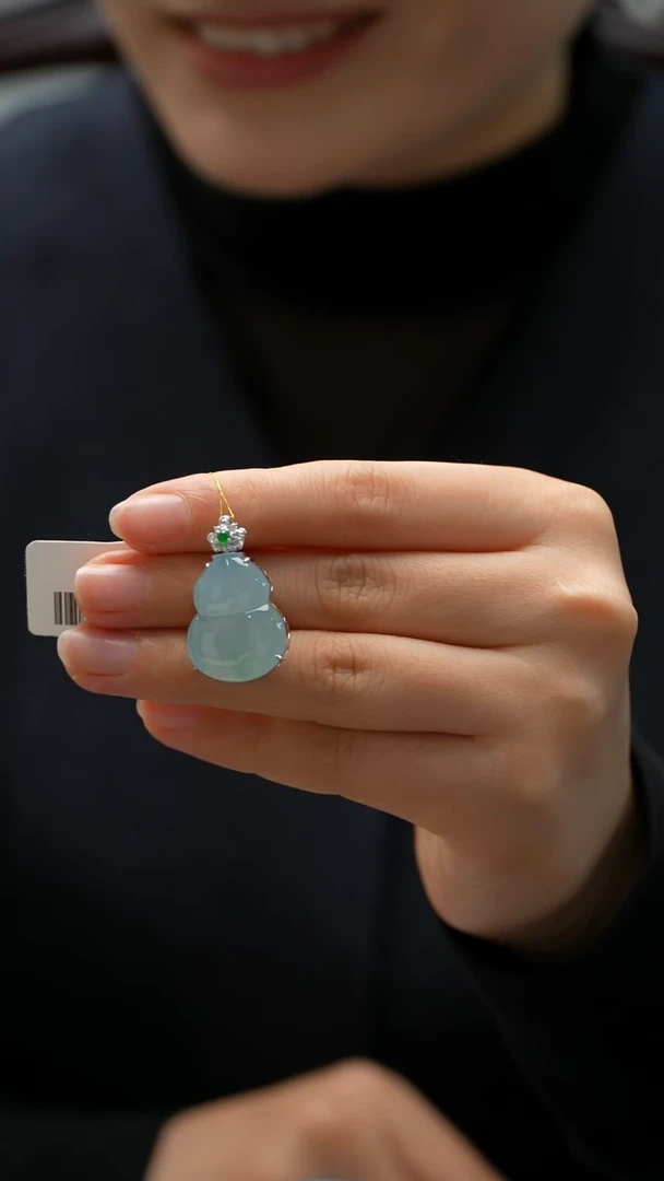 颈饰18K金镶嵌翡翠葫芦