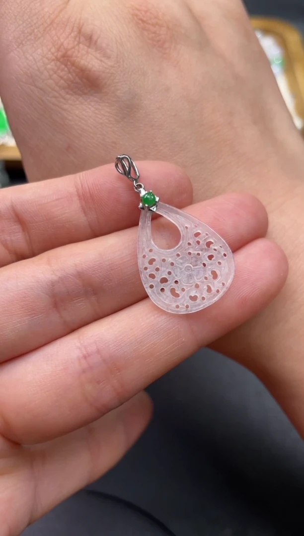 翡翠18K金镶嵌颈饰70........